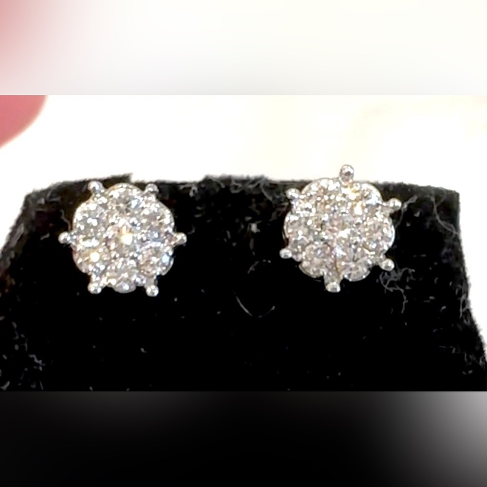 HP! ❄️ 18K VS Diamond Stud Earrings - Cluster Flower Design - $1850 retail
